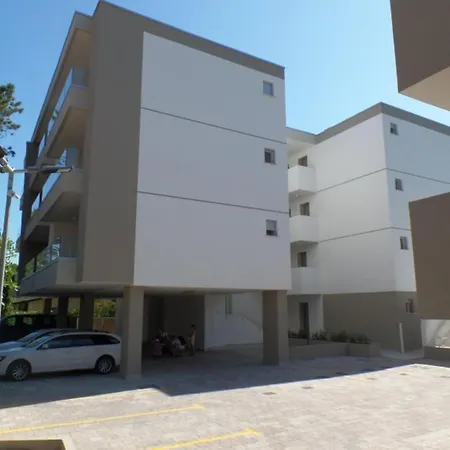 Two-bedroom Flat In A With Shared Pool Lägenhet Bibione
