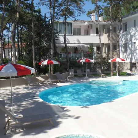 Lägenhet Two-bedroom Flat In A With Shared Pool