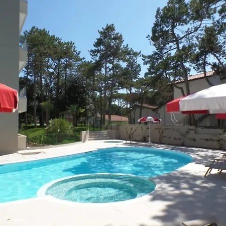 Two-bedroom Flat In A With Shared Pool Apartman
