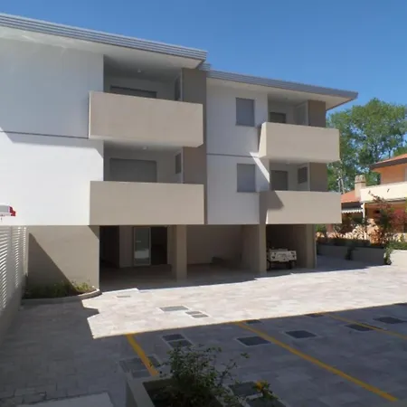 Lägenhet Two-bedroom Flat In A With Shared Pool *