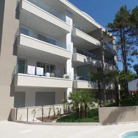 Two-bedroom Flat In A With Shared Pool Apartman