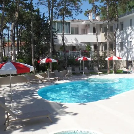Two-bedroom Flat In A With Shared Pool * 比比翁