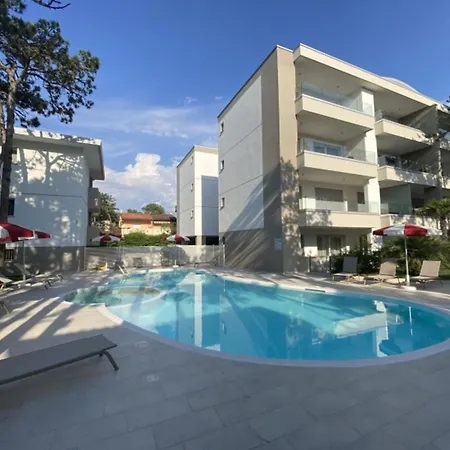 Apartman Two-bedroom Flat In A With Shared Pool *